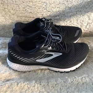 Brooks women running 🏃‍♀️ shoes